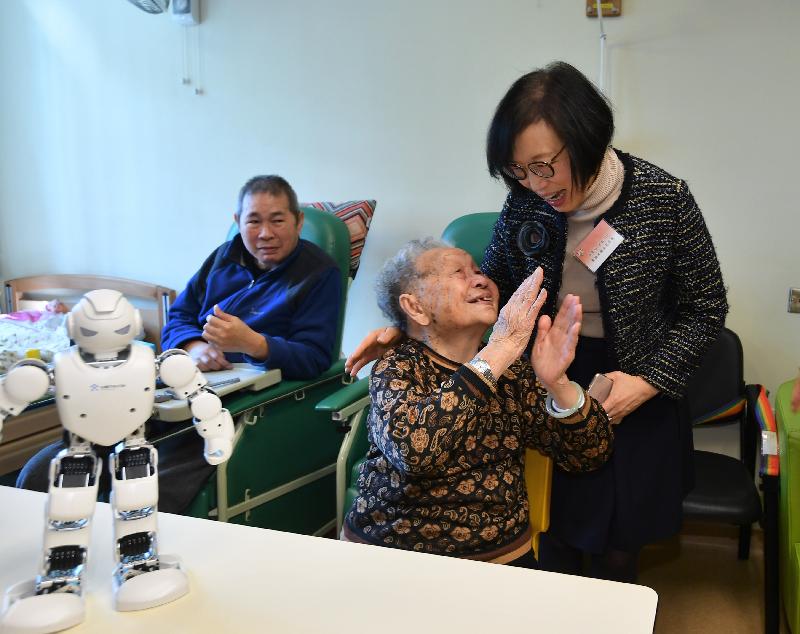 The Secretary for Food and Health, Professor Sophia Chan (first right), today (January 29) visited Po Leung Kuk Wan Lam May Yin Shirley Neighbourhood Elderly Centre and chatted with elderly people in the centre.