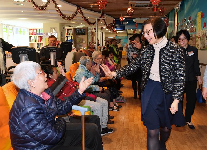The Secretary for Food and Health, Professor Sophia Chan (second right), visited Po Leung Kuk Wan Lam May Yin Shirley Neighbourhood Elderly Centre to learn about its operation today (January 29).
