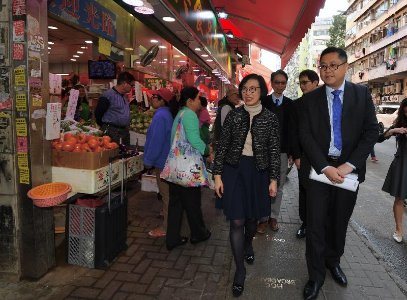 The Secretary for Food and Health, Professor Sophia Chan (second right), inspects environmental hygiene condition in the vicinity of Kowloon City Road, Sheung Heung Road and Ha Heung Road today (January 29). Accompanying her is the District Officer (Kowloon City), Mr Franco Kwok (first right).

