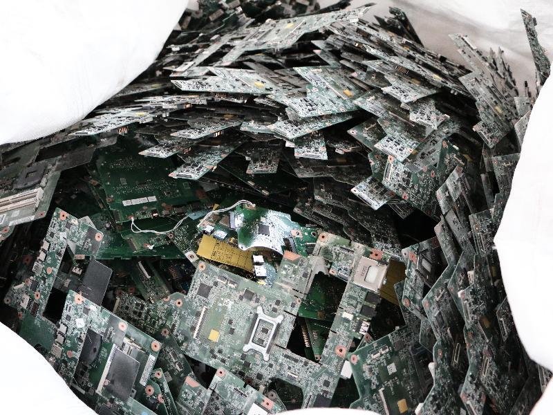 環境保護署去年七月在粉嶺一回收場發現屬有害電子廢物的廢印刷電路板，重量約為兩噸。