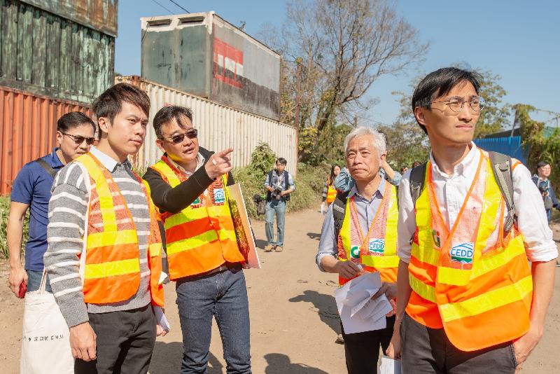 The Legislative Council (LegCo) Subcommittee to Follow Up the Issues Related to the Wang Chau Development Project visited Wang Chau in Yuen Long today (January 29). Photo shows LegCo Members visiting the sites for Phases 2 and 3 of the public housing development.