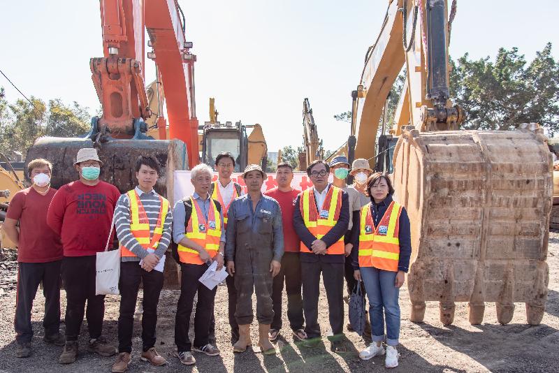 The Legislative Council (LegCo) Subcommittee to Follow Up the Issues Related to the Wang Chau Development Project visited Wang Chau in Yuen Long today (January 29). Photo shows LegCo Members with the brownfield operators after exchanging views.