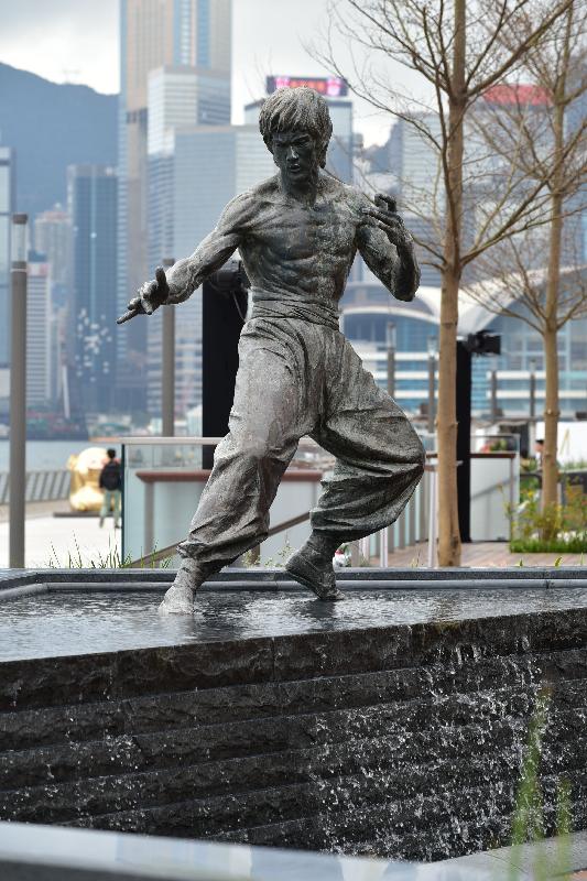 To celebrate the completion of revitalisation works at the Avenue of Stars in Tsim Sha Tsui, a re-opening ceremony was held today (January 30), which will be followed by official re-opening to the public tomorrow. The statue of Bruce Lee is decorated with flowing-water features beneath. The water flows quickly to represent Lee’s martial arts fighting speed.
