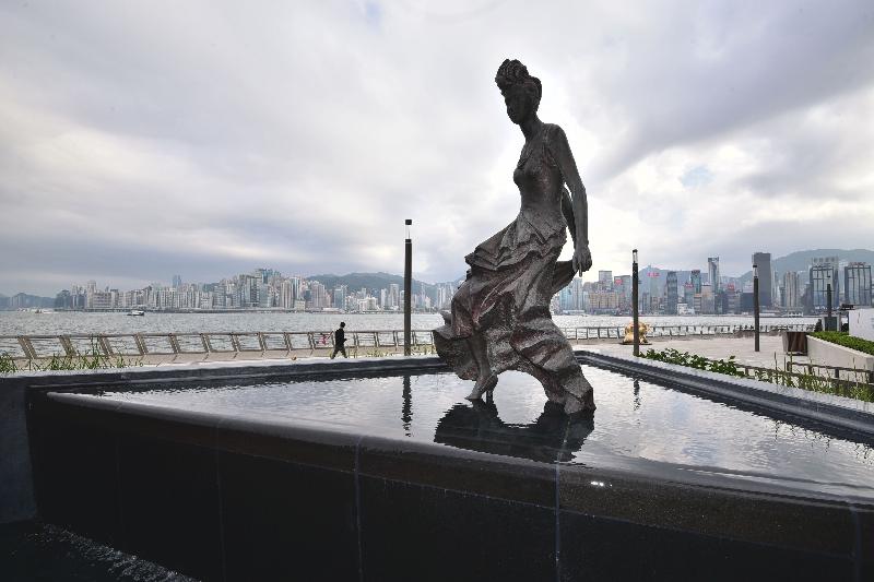 To celebrate the completion of revitalisation works at the Avenue of Stars in Tsim Sha Tsui, a re-opening ceremony was held today (January 30), which will be followed by official re-opening to the public tomorrow. The statue of Anita Mui is decorated with flowing-water features beneath. The water flows more slowly to mimic Mui’s performance on stage.