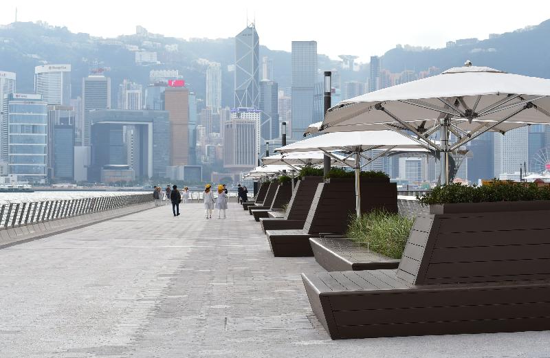 To celebrate the completion of revitalisation works at the Avenue of Stars in Tsim Sha Tsui, a re-opening ceremony was held today (January 30), which will be followed by official re-opening to the public tomorrow. The revitalisation project, which commenced in October 2015, provides visitors with a more comfortable and relaxing harbourfront for meeting with others. The project emphasised landscape design and has doubled the seating area, also increasing shaded and green areas by about 700 per cent and 800 per cent respectively.