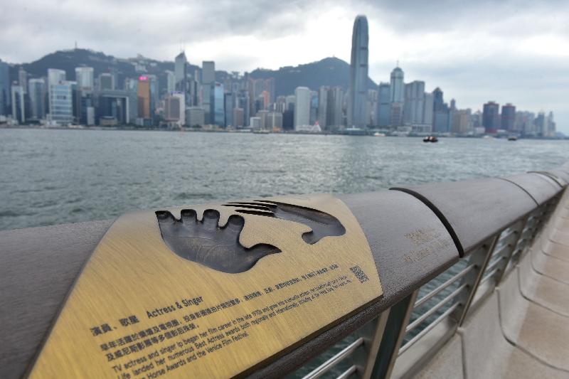 To celebrate the completion of revitalisation works at the Avenue of Stars in Tsim Sha Tsui, a re-opening ceremony was held today (January 30), which will be followed by official re-opening to the public tomorrow. All superstars’ hand prints have been newly designed and carry the elegant bronze colour of the Hong Kong Film Award statuette. The hand prints have been finely crafted and the palm prints are clearly visible. After relocating the hand prints to wooden handrails, visitors can now enjoy a closer look at them.