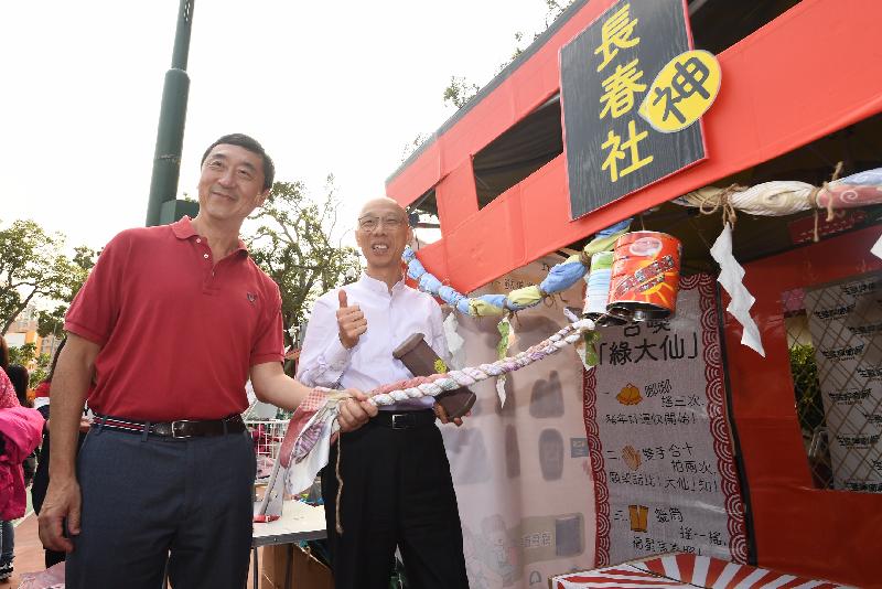 The Secretary for the Environment, Mr Wong Kam-sing (right), and the Chairman of the Environmental Campaign Committee, Professor Joseph Sung (left), today (January 31) visit the Green Lunar New Year Fair at Fa Hui Park and call on stall operators and members of the public to cherish resources and reduce waste during festive celebrations.
