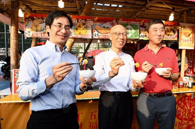 The Secretary for the Environment, Mr Wong Kam-sing (centre); the Chairman of the Environmental Campaign Committee, Professor Joseph Sung (right); and the Deputy Director of Environmental Protection, Mr Elvis Au (left), today (January 31) visit the Green Lunar New Year Fair at Fa Hui Park and encourage members of the public to go plastic-and-disposable-free and reduce the use of disposable tableware.