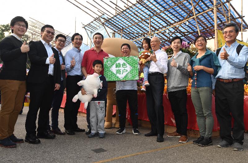 The Secretary for the Environment, Mr Wong Kam-sing (fourth right), and the Chairman of the Environmental Campaign Committee (ECC), Professor Joseph Sung (fifth left), visit the Green Lunar New Year (LNY) Fair at Fa Hui Park with members of the ECC and its Publicity Working Group today (January 31) to encourage the public to avoid using disposable items and reduce waste at source while visiting LNY fairs.