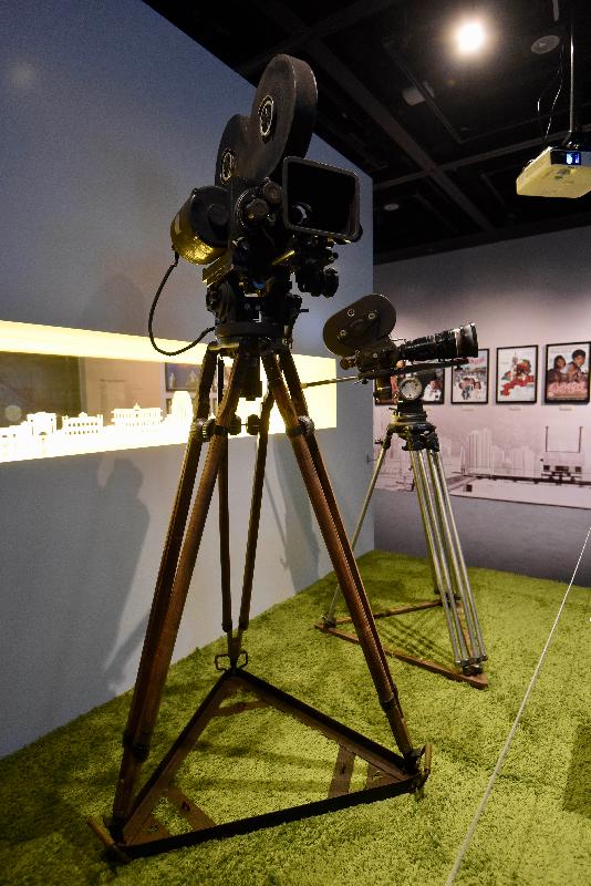 The exhibition "Cityscape in Sight and Sound", organised by the Hong Kong Film Archive (HKFA) of the Leisure and Cultural Services Department, is being held from today (February 1) to May 5 at the Exhibition Hall of the HKFA. The exhibition displays two old cameras commonly used in the 1950s and 1960s allowing visitors to better understand the difficulties faced by cinematographers in bygone days, who had to carry bulky equipment for location filming.