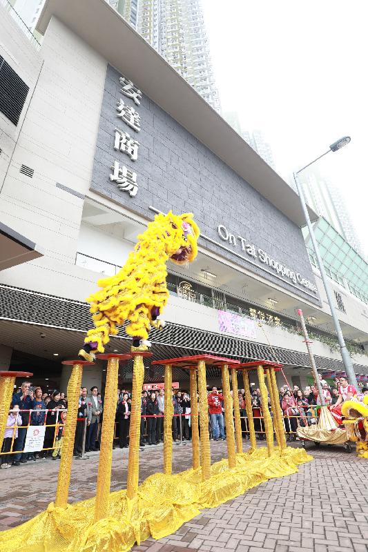 香港房屋委員會轄下商場舉辦連串農曆新年慶祝活動。圖為安達商場在一月中開幕典禮舉行的醒獅表演。