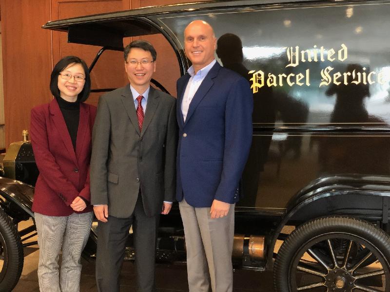 The Commissioner for Economic and Trade Affairs, USA, Mr Eddie Mak (centre), and the Director of Hong Kong Economic and Trade Office in New York, Ms Joanne Chu (left), meet with President of UPS International, Mr Nando Cesarone (right) in Atlanta during the two-day visit in Atlanta.