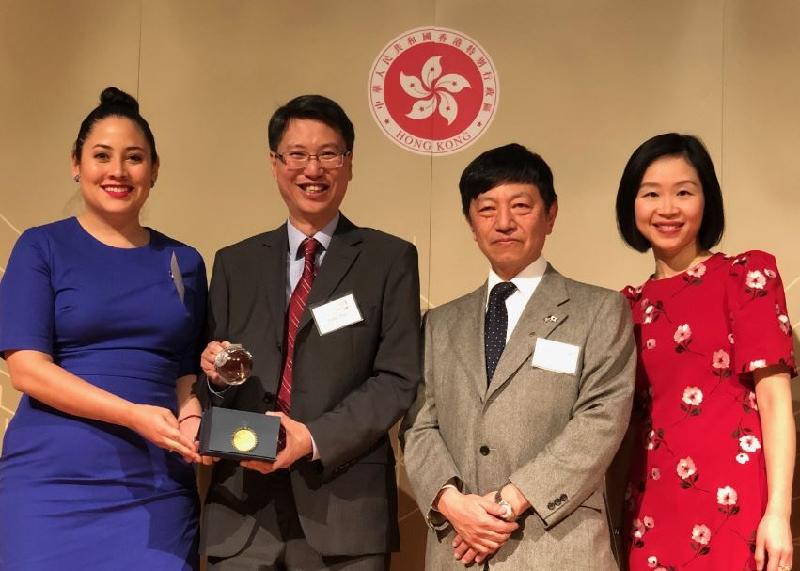 The Director of Atlanta's Office of International Affairs, Ms Vanessa Ibarra (first left), presents a crystal peach (a symbol of the state) to the Commissioner for Economic and Trade Affairs, USA, Mr Eddie Mak (second left) at the Carter Center, Atlanta on (January 31, Atlanta time). Looking on are the Director of Hong Kong Economic and Trade Office in New York, Ms Joanne Chu (first right), and Consul General of Japan in Atlanta, Mr Takashi Shinozuka (second right). 
