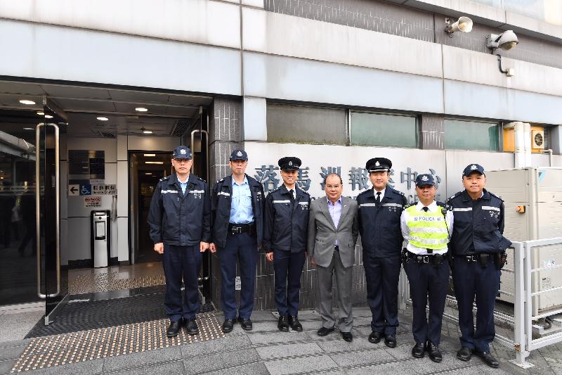 政務司司長張建宗（中）今早（二月五日）在香港警務處落馬洲分區指揮官張國威（右三）陪同下到訪警務處位於落馬洲管制站的報案中心，並與當值警務人員合照。
