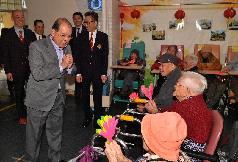 政務司司長張建宗（左三）今早（二月五日）到訪大埔一所護理安老院，向院內長者拜年。