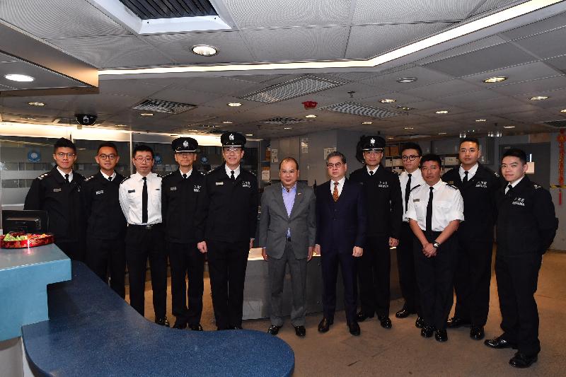 The Chief Secretary for Administration, Mr Matthew Cheung Kin-chung (sixth left), accompanied by the Deputy Director of Immigration, Mr Law Chun-nam (sixth right), visits Lok Ma Chau Boundary Control Point this morning (February 5) and is pictured with officers of the Immigration Department on duty.