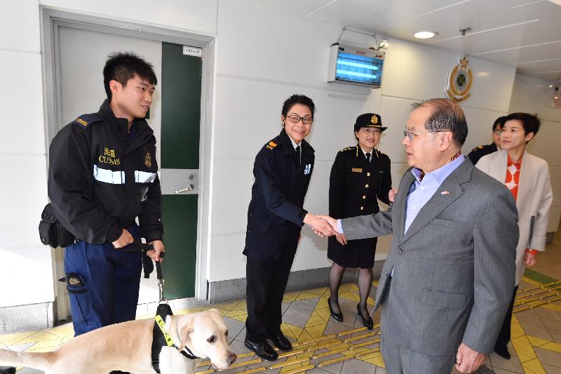 The Chief Secretary for Administration, Mr Matthew Cheung Kin-chung, visited Lok Ma Chau Boundary Control Point this morning (February 5). Photo shows Mr Cheung (second right), accompanied by the Deputy Commissioner of Customs and Excise, Ms Louise Ho (first right), chatting with Customs officers on duty.