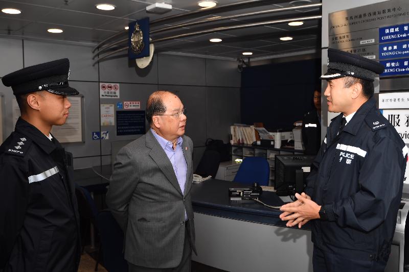The Chief Secretary for Administration, Mr Matthew Cheung Kin-chung (centre), visits the Police Reporting Centre at Lok Ma Chau Boundary Control Point this morning (February 5) and is briefed by the Divisional Commander, Lok Ma Chau Division of the Hong Kong Police Force, Mr Francis Cheung (right), about the work of police officers at the Control Point during the Lunar New Year period. 