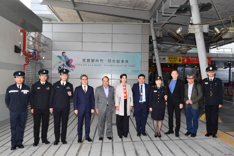 The Chief Secretary for Administration, Mr Matthew Cheung Kin-chung (fifth left), accompanied by the Deputy Director of Immigration, Mr Law Chun-nam (fourth left); the Deputy Commissioner of Customs and Excise, Ms Louise Ho (sixth left); the Chief Port Health Officer, Dr Raymond Ho (fifth right); the Divisional Commander, Lok Ma Chau Division of the Hong Kong Police Force, Mr Francis Cheung (first left), the Assistant Commissioner/New Territories of the Transport Department (TD), Mr Christopher Chiu (third right), and the Principal Transport Officer of TD, Mr Eric Wan (second right), visits Lok Ma Chau Boundary Control Point this morning (February 5).