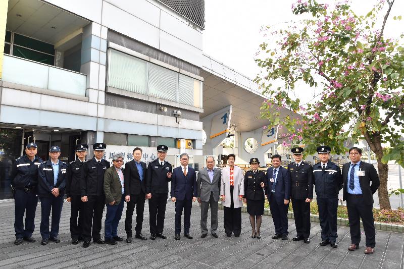 The Chief Secretary for Administration, Mr Matthew Cheung Kin-chung (seventh right), accompanied by the Deputy Director of Immigration, Mr Law Chun-nam (eighth left); the Deputy Commissioner of Customs and Excise, Ms Louise Ho (sixh right); the Chief Port Health Officer, Dr Raymond Ho (fourth right); the Divisional Commander, Lok Ma Chau Division of the Hong Kong Police Force, Mr Francis Cheung (second right), the Assistant Commissioner/New Territories of the Transport Department (TD), Mr Christopher Chiu (sixth left), and the Principal Transport Officer (New Territories) of TD, Mr Eric Wan (fifth left), visits Lok Ma Chau Boundary Control Point this morning (February 5).
