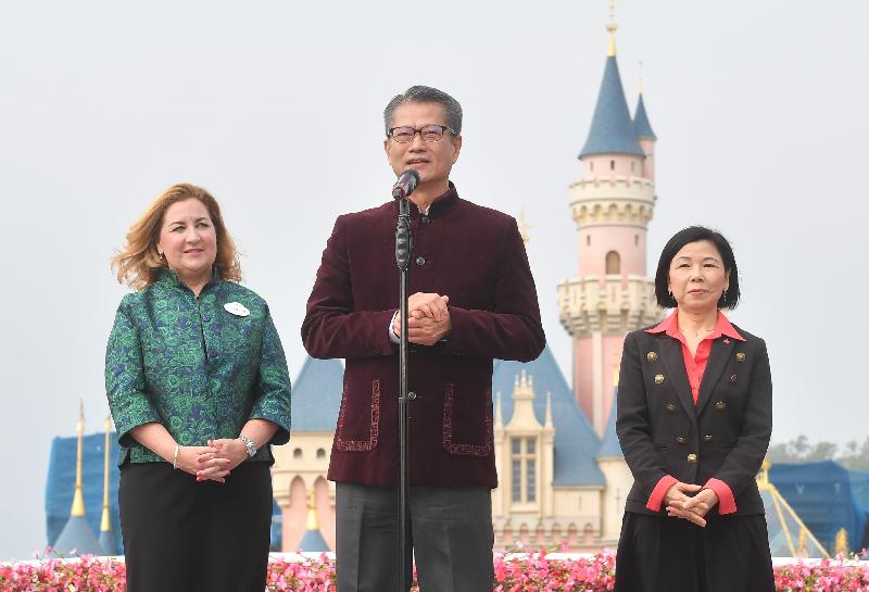財政司司長陳茂波（中）今日（二月五日）在香港迪士尼樂園「醒獅送福迎新歲」活動致辭。

