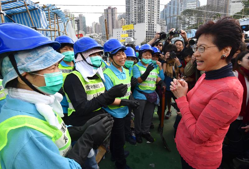 行政长官林郑月娥今日（二月五日）大年初一早上，到维多利亚公园视察年宵市场清洁工作。图示林郑月娥（右一）与当值的食物环境卫生署同事交谈。