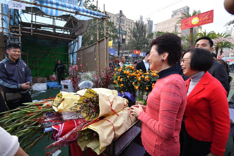 行政长官林郑月娥今日（二月五日）大年初一早上，到维多利亚公园视察年宵市场清洁工作。图示林郑月娥（右二）和食物及卫生局局长陈肇始教授（右一）与档主交谈。