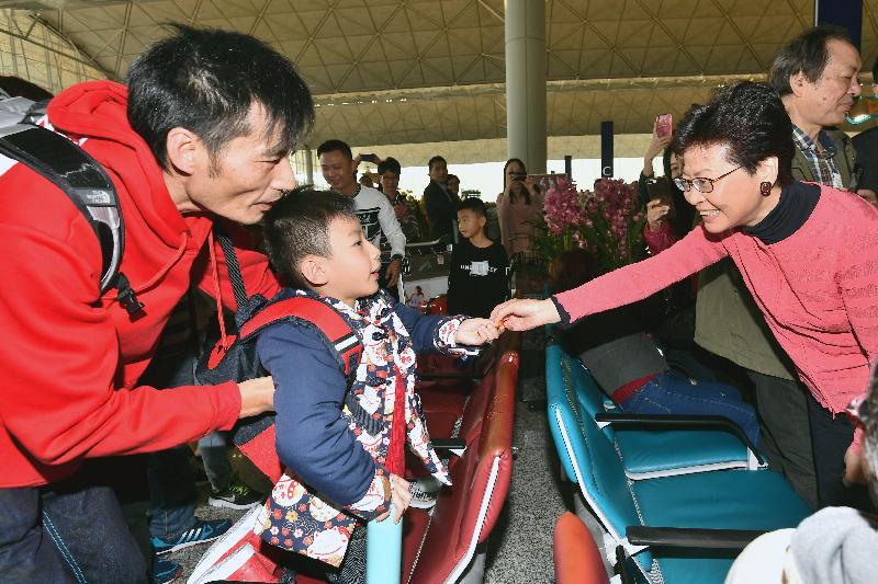 行政长官林郑月娥今日（二月五日）在香港国际机场出席新春庆祝活动。图示林郑月娥（右）向市民送上新春祝福。 