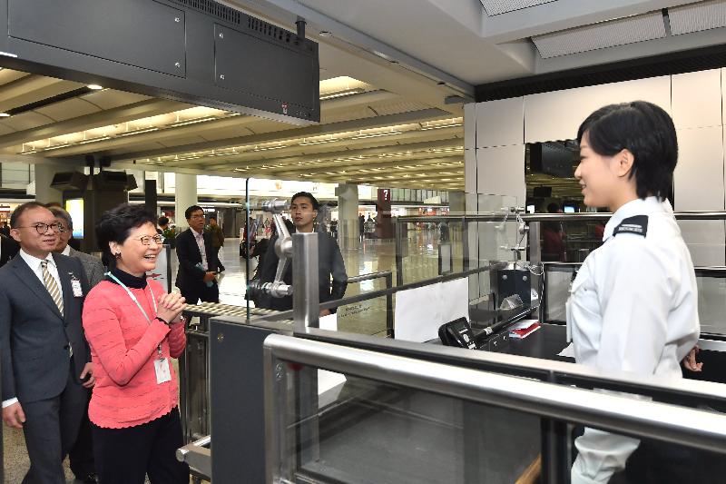 行政长官林郑月娥今日（二月五日）在香港国际机场出席新春庆祝活动。图示林郑月娥（左二）在入境事务处处长曾国卫（左一）陪同下探访在机场当值的入境事务处前线人员，并感谢他们在节日工作。 
