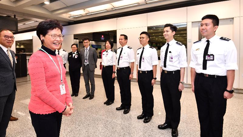 行政长官林郑月娥今日（二月五日）在香港国际机场出席新春庆祝活动。图示林郑月娥（左二）在入境事务处处长曾国卫（左一）陪同下探访在机场当值的入境事务处前线人员，并感谢他们在节日工作。 