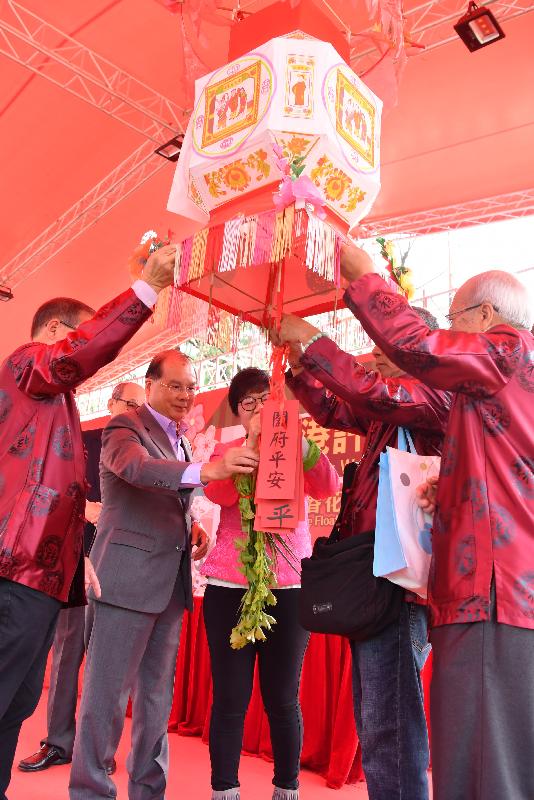 政务司司长张建宗今日（二月五日）出席在大埔林村举行的香港许愿节2019。图示张建宗（左二）和其他嘉宾出席点灯仪式。