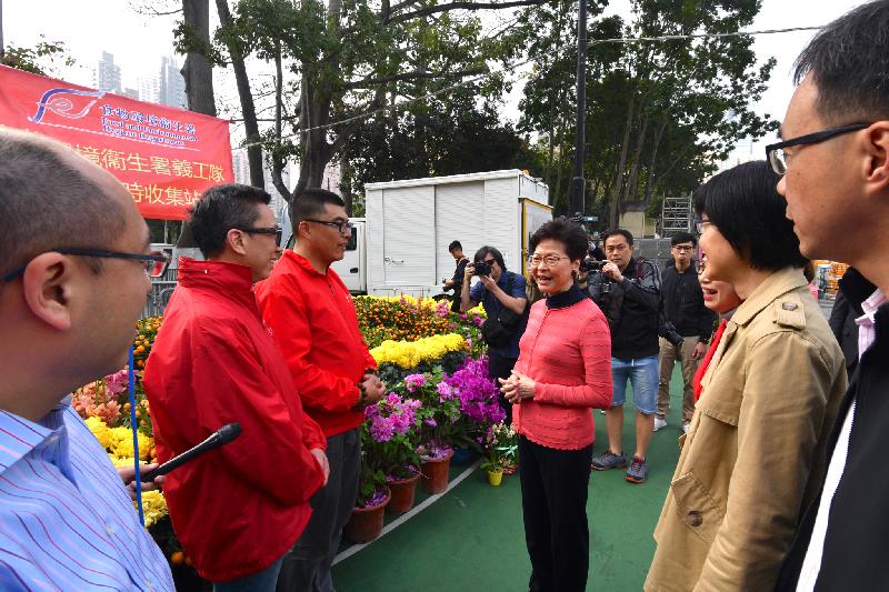 The Chief Executive, Mrs Carrie Lam, viewed the clean-up work at the site of the Victoria Park Lunar New Year Fair this morning (February 5). Photo shows Mrs Lam (third right); and the Director of Food and Environmental Hygiene, Miss Vivian Lau (second right), chatting with volunteer teams made up of Food and Environmental Hygiene Department staff.