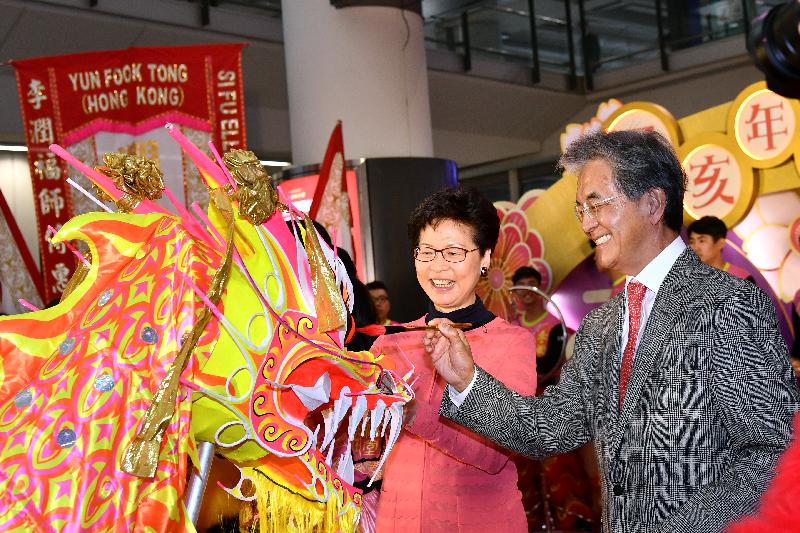 The Chief Executive, Mrs Carrie Lam, attended the Chinese New Year festive activities at Hong Kong International Airport today (February 5). Photo shows Mrs Lam (left) and the Chairman of the Airport Authority Hong Kong, Mr Jack So (right), officiating at the eye-dotting ceremony for the lion dance. 