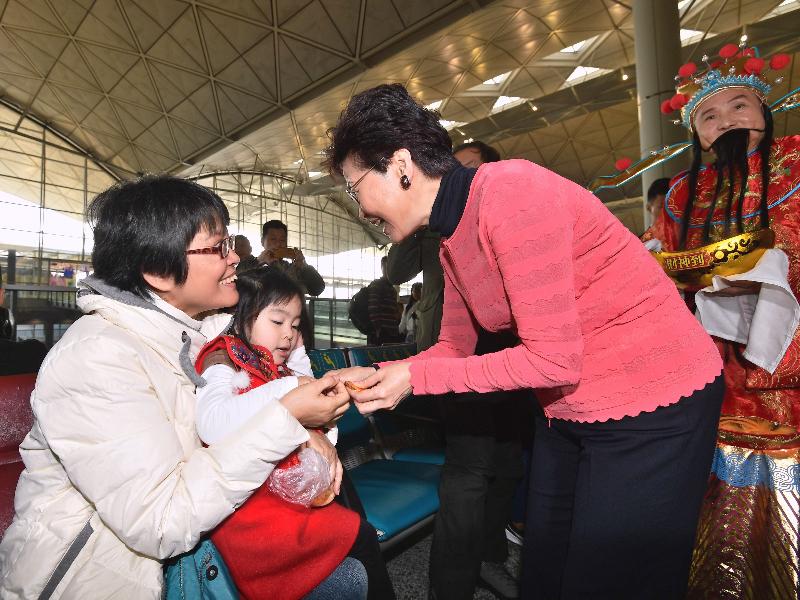 The Chief Executive, Mrs Carrie Lam, attended the Chinese New Year festive activities at the Hong Kong International Airport today (February 5). Photo shows Mrs Lam (right) extending her New Year greetings to members of the public. 