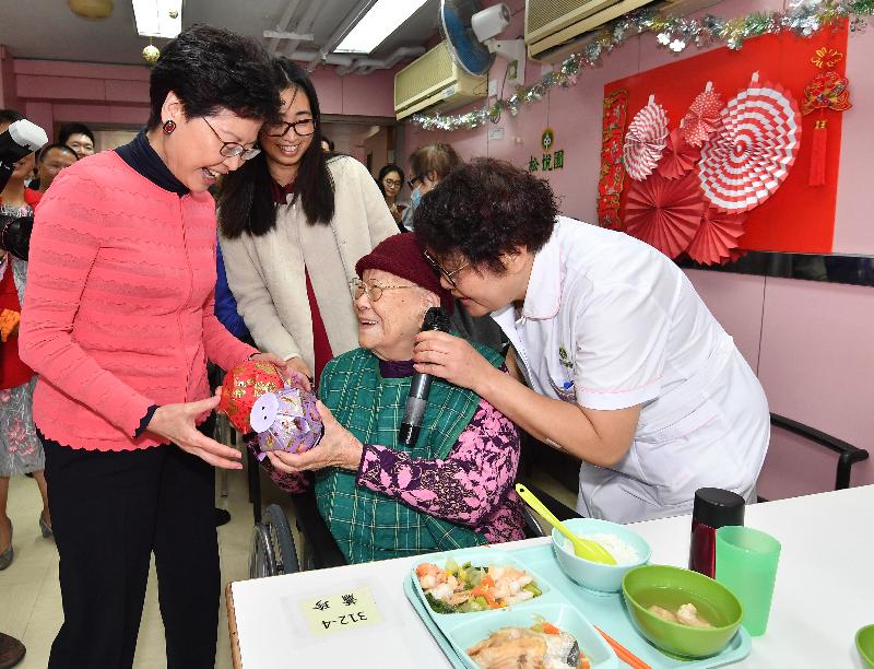 The Chief Executive, Mrs Carrie Lam (first left), visits elderly residents in a home for the elderly in Tsz Wan Shan this morning (February 5). 