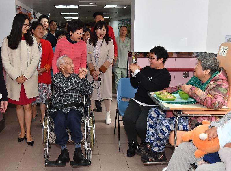 The Chief Executive, Mrs Carrie Lam (third left), visits elderly residents in a home for the elderly in Tsz Wan Shan this morning (February 5). 