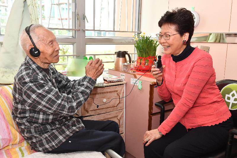 The Chief Executive, Mrs Carrie Lam (right), visits 98-year-old Uncle Fook at a home for the elderly in Tsz Wan Shan this morning (February 5).