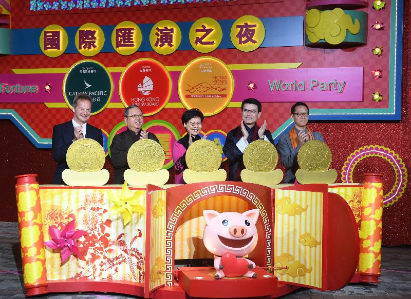 The Chief Executive, Mrs Carrie Lam, attended the opening ceremony of the 2019 Cathay Pacific International Chinese New Year Night Parade at the Hong Kong Cultural Centre Piazza in Tsim Sha Tsui tonight (February 5). Photo shows (from left) the Chief Executive Officer of Cathay Pacific, Mr Rupert Hogg; the Chairman of the Hong Kong Tourism Board, Dr Peter Lam; Mrs Lam; the Secretary for Commerce and Economic Development, Mr Edward Yau; and the Chairman of the Product and Event Committee of the Hong Kong Tourism Board, Mr Paulo Pong, officiating at the ceremony.