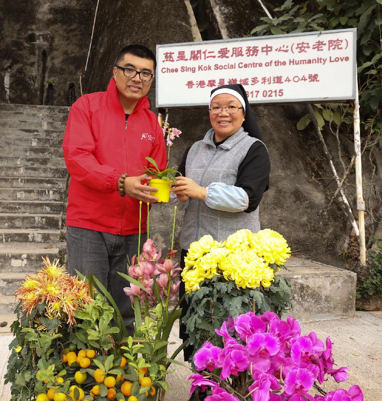 Volunteer teams of Food and Environmental Hygiene Department today (February 5) delivered unsold pots of flowers and plants donated by Lunar New Year Fair vendors to elderly homes, residential care homes for children and persons with disabilities, and public hospitals. Picture shows a volunteer delivering pots of plant to a representative of a home for the elderly.