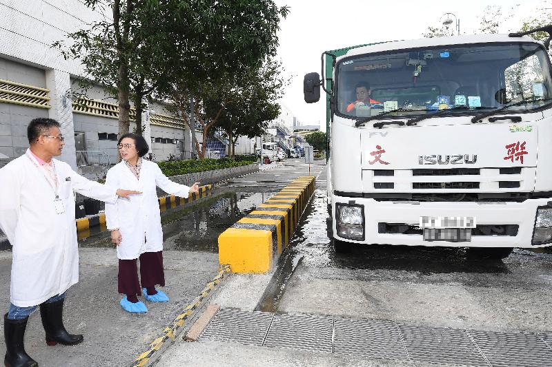 The Secretary for Food and Health, Professor Sophia Chan, today (February 6) visited Sheung Shui Slaughterhouse. Photo shows Professor Chan (right) inspecting the disinfection pool.