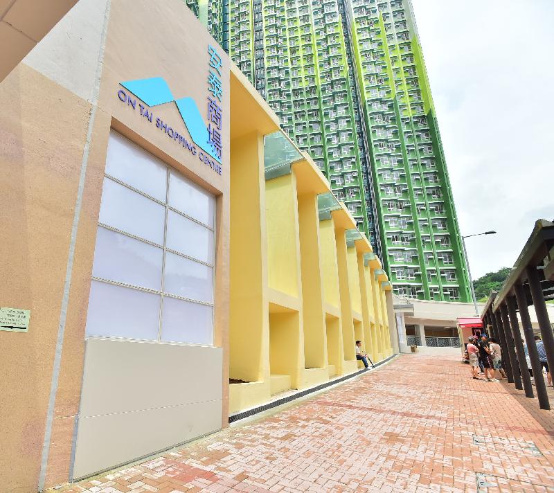 香港房屋委員會發展九龍觀塘安秀道安泰邨時，引進可持續發展和社區參與的概念。圖示安泰邨的玻璃及石屎間格幕牆。