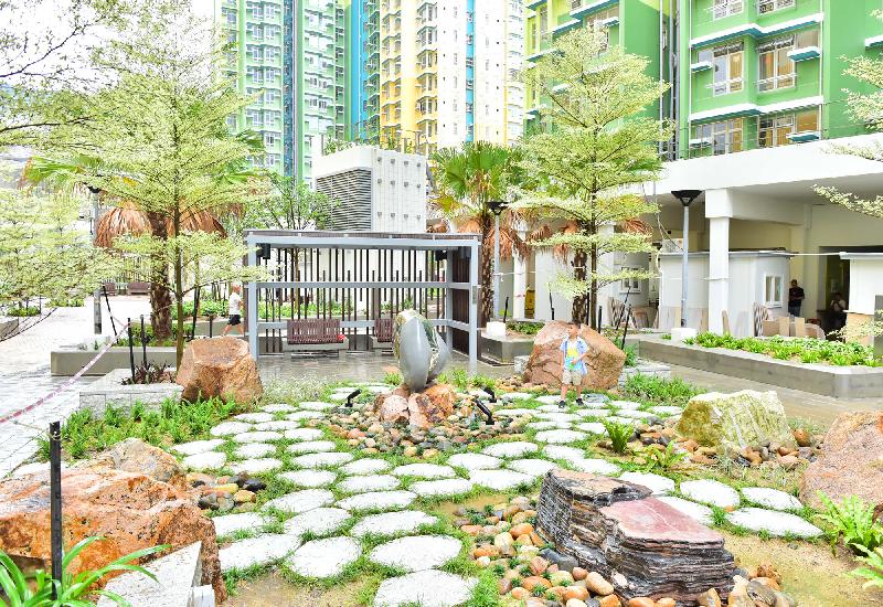 香港房屋委員會發展九龍觀塘安秀道安泰邨時，引進可持續發展和社區參與的概念。圖示安泰邨的小型岩石公園。