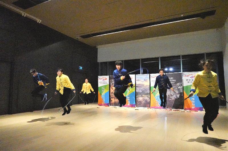 香港专业花式跳绳学校的跳绳队「SLASH」今日（多伦多时间二月八日）在香港驻多伦多经济贸易办事处与香港旅游发展局（加拿大）于多伦多合办的农历新年招待会上表演。
