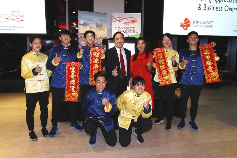 The Hong Kong Economic and Trade Office, Toronto (Toronto ETO) and the Hong Kong Tourism Board (Canada) (HKTB) held a Lunar New Year reception in Toronto today (February 8, Toronto time). Photo shows the Director of Toronto ETO, Ms Emily Mo (back row, third right), with the HKTB Director for Canada and Central and South America, Mr Michael Lim (back row, centre), and team SLASH from the Hong Kong Rope Skipping Academy at the reception.