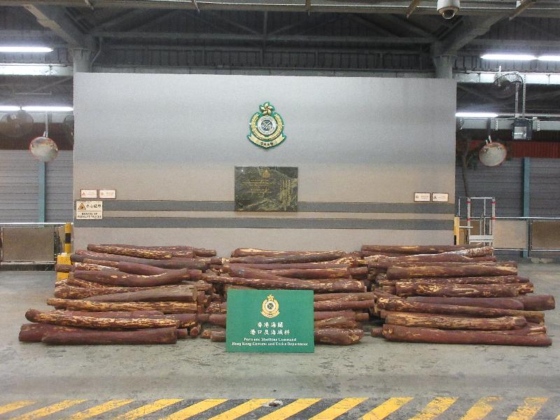 香港海關昨日（二月八日）在葵涌海關大樓驗貨場一個貨櫃內檢獲約一萬四千三百公斤懷疑紫檀木材，估計市值約八百五十萬元。
