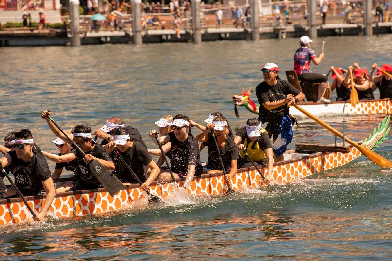 由香港駐悉尼經濟貿易辦事處安排組成的「香港隊」於二月十日（悉尼時間）參加悉尼農曆節龍舟競渡的社區團體賽。