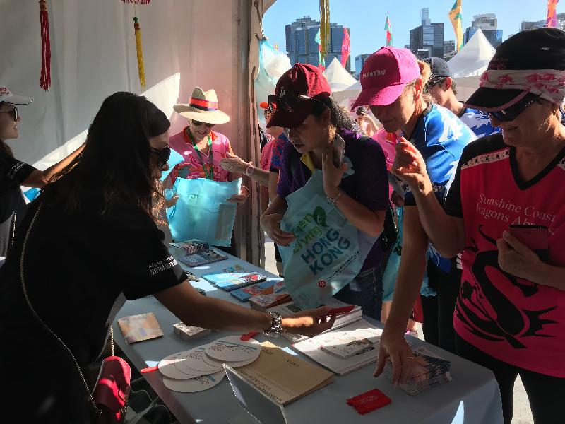 The two-day Sydney Lunar Festival Dragon Boat Races were held in Darling Harbour, Sydney, Australia on February 9 and 10 (Sydney time). Souvenirs distributed by the Hong Kong Economic and Trade Office, Sydney to promote Hong Kong green living and Hong Kong branding were well received by the public.