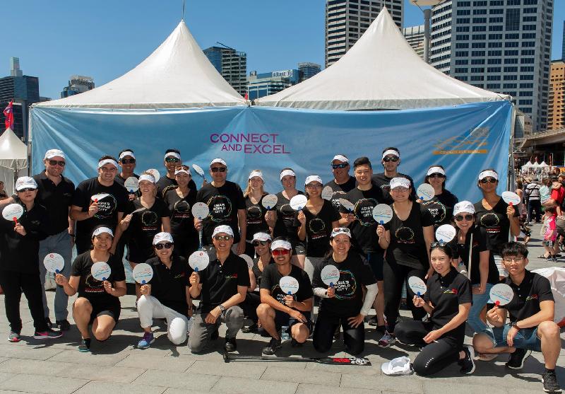 The two-day Sydney Lunar Festival Dragon Boat Races were held in Darling Harbour, Sydney, Australia on February 9 and 10 (Sydney time). Photo shows staff of the Hong Kong Economic and Trade Office, Sydney pictured with paddlers of the Hong Kong Team.