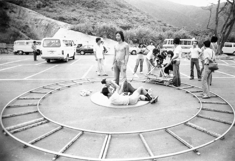 康樂及文化事務署香港電影資料館（資料館）於三月推出新一輯的「影談系列」，由電影編導、攝影、特效及定格動畫導演章國明挑選三部自家作品及兩部心水電影於資料館電影院放映。圖為《邊緣人》（1981）拍攝時的情況。