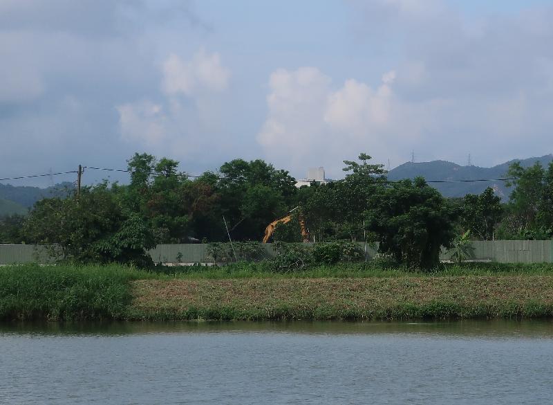 The Environmental Protection Department intercepted a dump truck and an excavator, which were involved in soil dumping and bulldozing works in the vicinity of a fish pond, in a conservation area in Pok Wai, Yuen Long.
